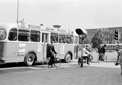 831174 Afbeelding van een autobus op lijn 9 bij de verkeerslichten op de hoek van de Leidseweg en Catharijnesingel te ...